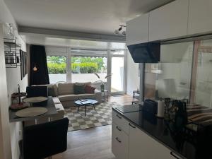 JOBOSTAYS - URBAN Studio Loft Oldenburg Innenstadt - Designerbad und Balkon - 5 Min zu Fuß Innenstadt und Bahnhof - Aufzug - Highspeed WLAN - Vollküche mit Kaffeemaschine und Spülmaschine - kontaktfreier Check-In