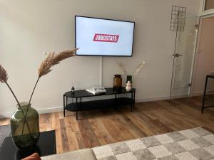 JOBOSTAYS - URBAN Studio Loft Oldenburg Innenstadt - Designerbad und Balkon - 5 Min zu Fuß Innenstadt und Bahnhof - Aufzug - Highspeed WLAN - Vollküche mit Kaffeemaschine und Spülmaschine - kontaktfreier Check-In