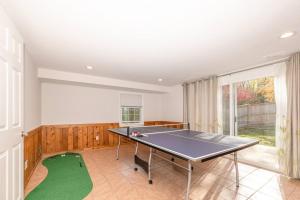 Cozy 4 BD Retreat w Free Parking