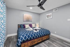 Houston Heights 2BR Getaway with Pool & Free Park