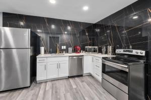 Houston Heights 2BR Getaway with Pool & Free Park