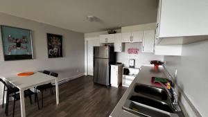 Kelowna new lake view 2bedrooms close BIG WHITE