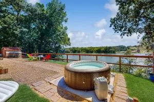 Crescent Moon Tiny Lake House - Lincoln