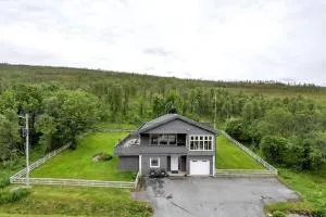 Four bedroom house with sauna in the Lyngen Alps - Sørlenangen