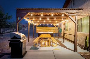 Joshua Tree West Casa - Hot Tub, Stargazing Dome, King Bed, Level 2 EV