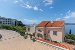 Apartments by the sea Brela, Makarska - 20708 