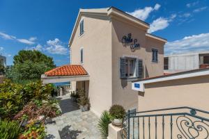 Apartments by the sea Brela, Makarska - 20708 
