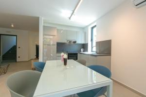 Family friendly seaside apartments Brela, Makarska - 6007