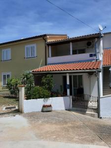 Apartments with parking space Cizici, Krk - 15415
