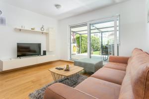 Apartments with a swimming pool Podstrana, Split - 22897