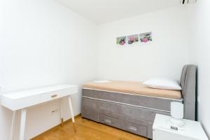 Apartments with a swimming pool Podstrana, Split - 22897