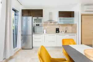 Apartments with a swimming pool Podstrana, Split - 22897