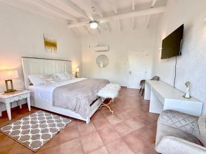 Villa 122 Sugar Hill Estate, pools, tennis, gym, 5 mins to beach
