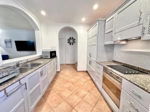 Villa 122 Sugar Hill Estate, pools, tennis, gym, 5 mins to beach