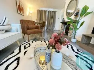 Stylish 3-Bedroom St Helens Home with Parking & Wi-Fi - 牛顿勒威洛斯