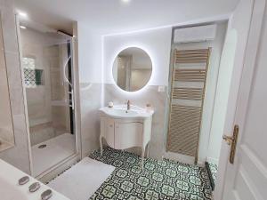Appartements Appartement Bulle d'antan en coeur de ville - Monument classe historique - Grand Jaccuzi : photos des chambres