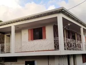 Haut de villa créole, vue sur mer - Basse-Terre