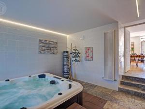 Maisons de vacances Maison spacieuse avec piscine, spa et sauna a Cezay - FR-1-496-297 : photos des chambres