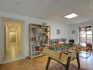 Maisons de vacances Maison spacieuse avec piscine, spa et sauna a Cezay - FR-1-496-297 : photos des chambres