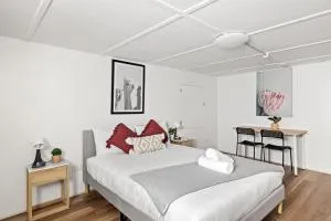 Detached Queen Room - Near Stations & Shops - Shared Bathroom - Killara