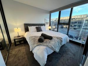 Midnight Luxe 2BR 2Bath 2Car 528 in the heart of Braddon Pool Sauna Gym Secure Parking Wifi Wine