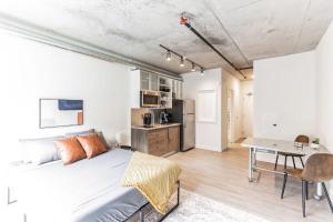 2 Studios apartment w prime location