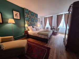 B&B / Chambres d'hotes Chambre spacieuse avec grand lit et salle d-eau privee, petit-dejeuner inclus - Chateauroux - FR-1-591-601 : photos des chambres