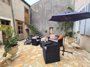 B&B / Chambres d'hotes Chambre spacieuse avec grand lit et salle d-eau privee, petit-dejeuner inclus - Chateauroux - FR-1-591-601 : photos des chambres