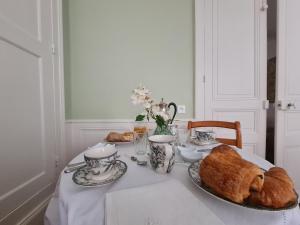 B&B / Chambres d'hotes Chambre spacieuse avec grand lit et salle d-eau privee, petit-dejeuner inclus - Chateauroux - FR-1-591-601 : photos des chambres