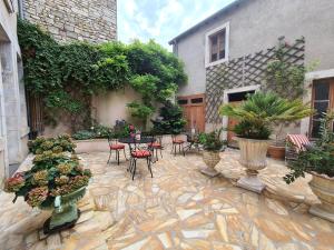 B&B / Chambres d'hotes Chambre Diane avec salle d-eau privative et petit-dejeuner a Chateauroux - FR-1-591-602 : photos des chambres
