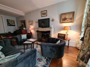 B&B / Chambres d'hotes Chambre Diane avec salle d-eau privative et petit-dejeuner a Chateauroux - FR-1-591-602 : photos des chambres