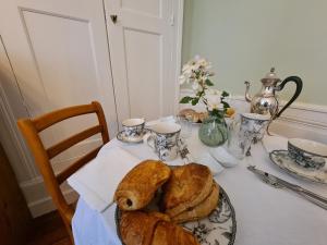 B&B / Chambres d'hotes Chambre cosy avec lit double et salle d-eau privative - Petit-dejeuner inclus - FR-1-591-603 : photos des chambres