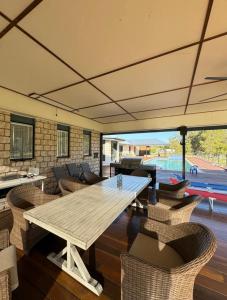 7 Bedrooms 20 Mins to City 25 Acres of Green Space