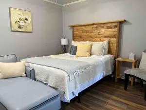 Completely Detached Private Mother-in-law Suite - Baker