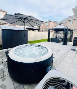 Luxury Oakville Home, Hot Tub, Fireplace, New Home