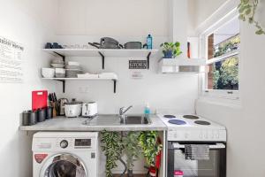Stylish Double Room - Seconds to Transport & Shops - Shared Bathroom