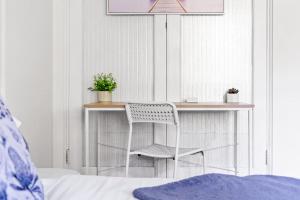 Stylish Double Room - Seconds to Transport & Shops - Shared Bathroom