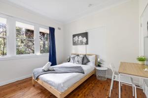 Stylish Double Room - Seconds to Transport & Shops - Shared Bathroom