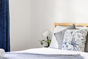 Stylish Double Room - Seconds to Transport & Shops - Shared Bathroom