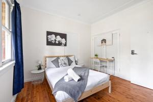 Stylish Double Room - Seconds to Transport & Shops - Shared Bathroom