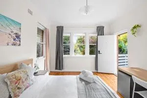 Courtyard Double Room - Next to Transport & Shops - Shared Bathroom - Killara