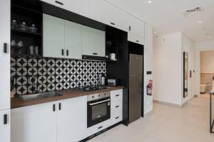 Luxury at Socio Dubai Hills, 2 Beds, Sleeps 4 - DVH Holiday Homes