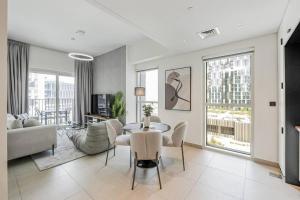 Luxury at Socio Dubai Hills, 2 Beds, Sleeps 4 - DVH Holiday Homes