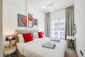 Luxury at Socio Dubai Hills, 2 Beds, Sleeps 4 - DVH Holiday Homes