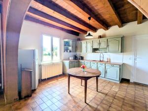 Maisons de vacances Maison plain-pied a la campagne avec jardin privatif, barbecue, proche Parc de la Brenne et Chateauroux - FR-1-591-599 : photos des chambres