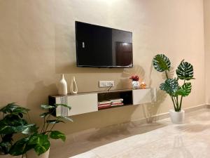 Downtown - Freshly done 2 BHK near Airport