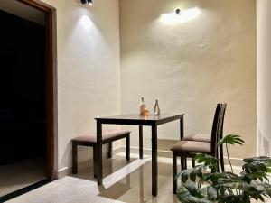 Downtown - Freshly done 2 BHK near Airport