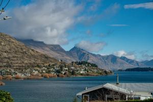 Frankton Arm Vista - Queenstown Holiday Home