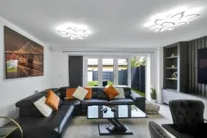 3 Bedroom and 2 Bathroom House with Balcony & Parking - 梅登黑德