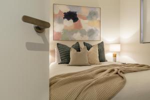 Sophisticated Designer Condo w City & Bay Views